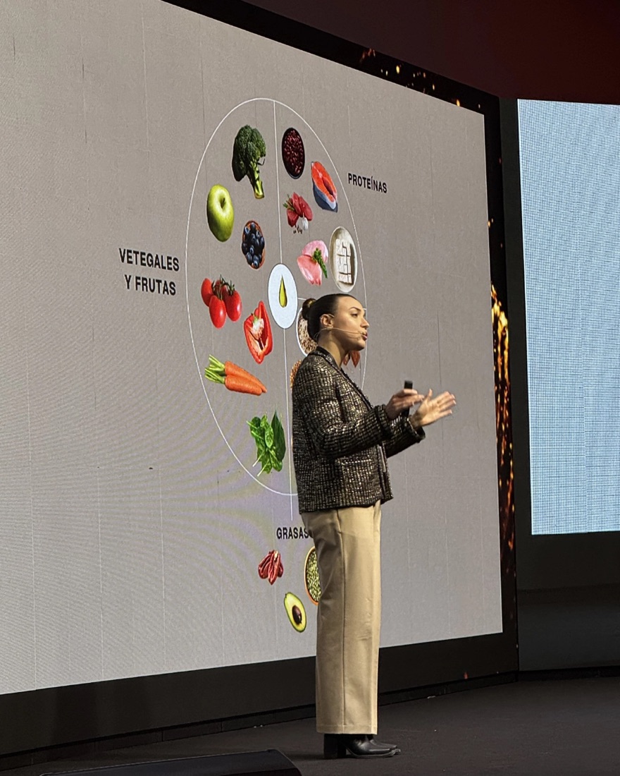 La Dra. Mayra González dando una charla